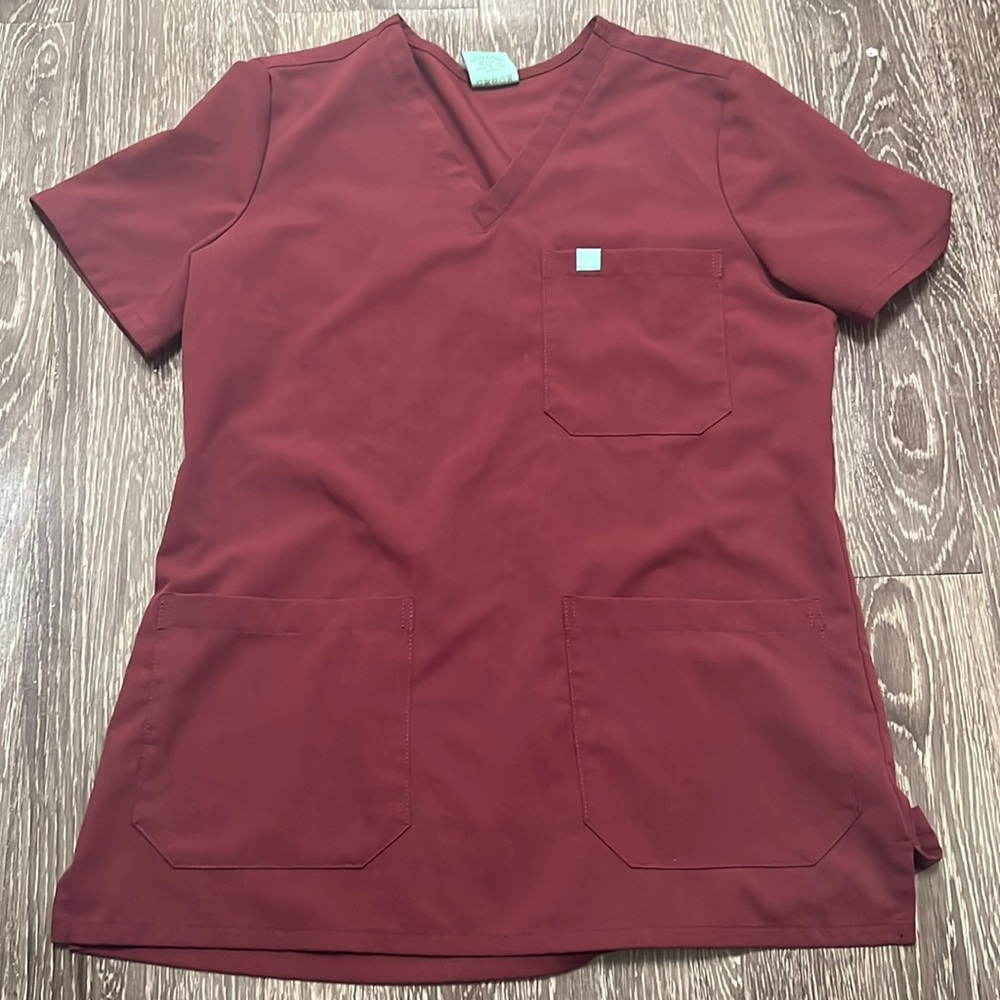Garde malade three pocket scrub top burgundy